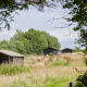 Safari-telthytter med privat bruser på Feather Down Warren Farm omgivet af natur i Storbritannien.