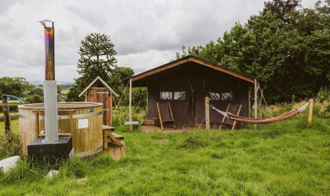 Safaritent met eigen warme douche, hottub en hangmat bij Feather Down Hollings Hill, Verenigd Koninkrijk.