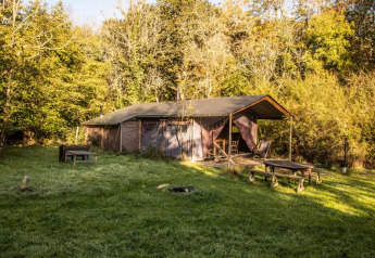 Tenda safari Tent cottage con doccia privata calda a Feather Down Upper Shadymoor Farm, Regno Unito.