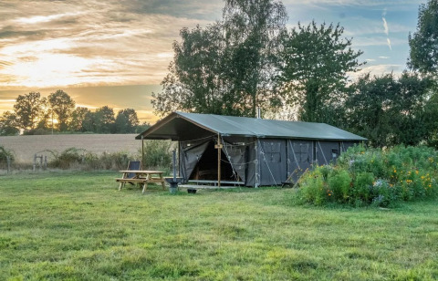 Safari-tent Tent house met privé warme douche naast de tent bij Feather Down La Ferme de Fontenille, Spanje.
