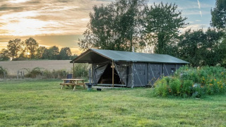 Safari-tent Tent house met privé warme douche naast de tent bij Feather Down La Ferme de Fontenille, Spanje.