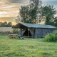 Safari-teltet Tent house med privat bruser ved siden af teltet på Feather Down La Ferme de Fontenille i Spanien.