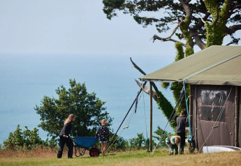 Tenda safari con doccia privata presso Feather Down Fountain Violet Farm, vista su mare e natura circostante.
