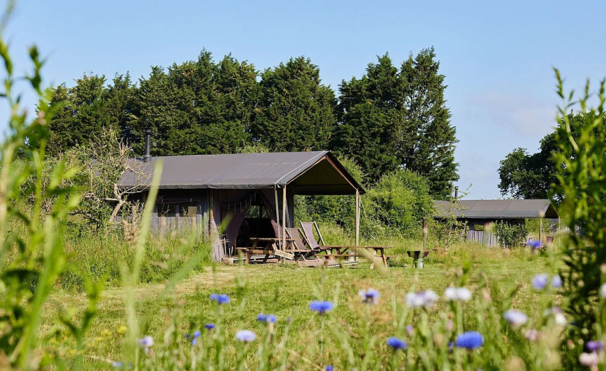 Tenthuisje met warme privédouche in de tent