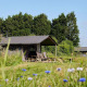 Safari-telt kaldet Tent cottage med privat bruser på Feather Down Manor Farm, Storbritannien, omgivet af natur.