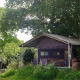 Safari telt med privat bruser og varmt karbad omgivet af grønne træer på Feather Down Manor Farm, UK.