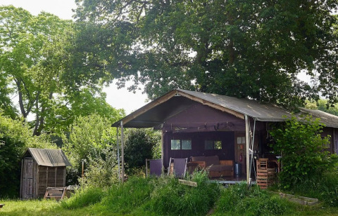 Tenda safari con doccia privata calda e vasca idromassaggio a Feather Down Manor Farm, Regno Unito.