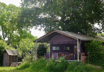 Safaritent met privé warme douche en hot tub bij Feather Down Manor Farm, omgeven door groen, VK.