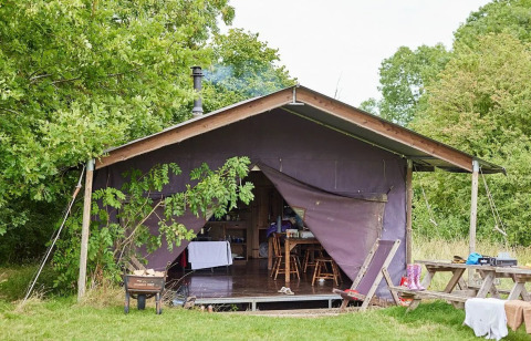 Tente safari Tent cottage avec douche privée à Feather Down New Barn Farm au Royaume-Uni.