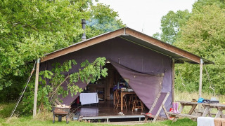 Tienda safari Tent cottage con ducha privada en Feather Down New Barn Farm, Reino Unido.