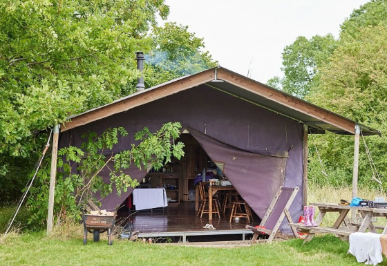 Safaritent Tent cottage met privé douche bij Feather Down New Barn Farm in het Verenigd Koninkrijk.