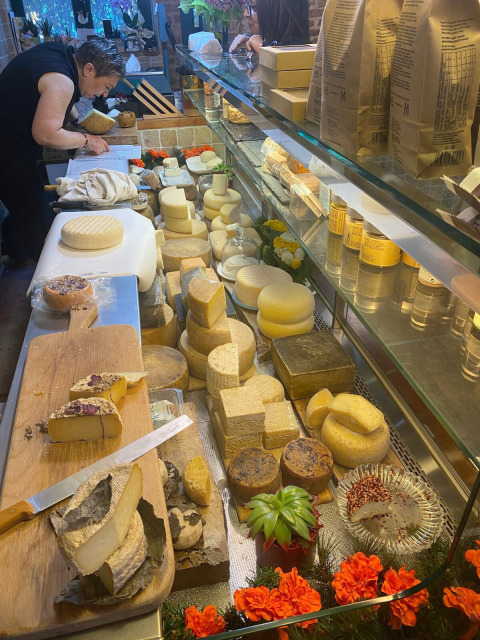 Ostbutik i Agriturismo Angeli Sognanti, Marche, Italien, med forskellige oste på udstilling.