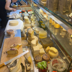 Mostrador de quesos en Agriturismo Angeli Sognanti, Marche, Italia, con variedad de quesos artesanales.