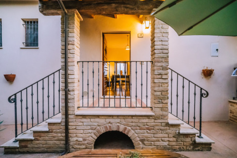 Encantadora entrada de ladrillo con barandillas de hierro en Agriturismo Angeli Sognanti en Marche, Italia.