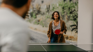 Dos personas juegan alegremente al ping-pong en Camp Kyllburg, un parque de vacaciones en Renania-Palatinado, Alemania.
