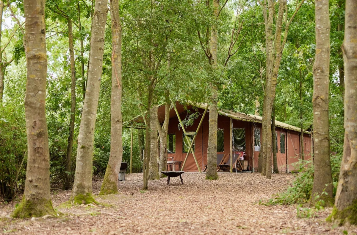 Tenthuisje met warme privédouche naast de tent met Hottub