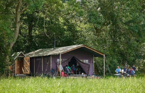Tienda safari con ducha caliente privada junto a la tienda en Feather Down Moor Farm, Reino Unido, con familia.