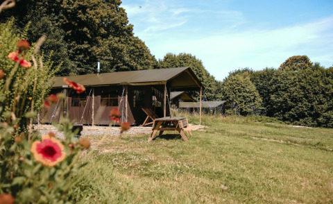 Safari telt ved Feather Down Ô manoir de Glams i Frankrig med privat bruser og blomster i forgrunden