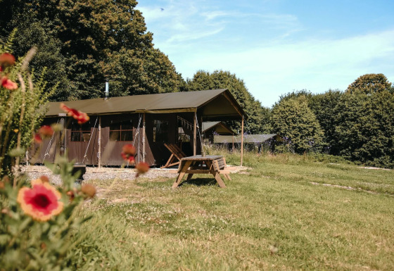 Safari telt ved Feather Down Ô manoir de Glams i Frankrig med privat bruser og blomster i forgrunden