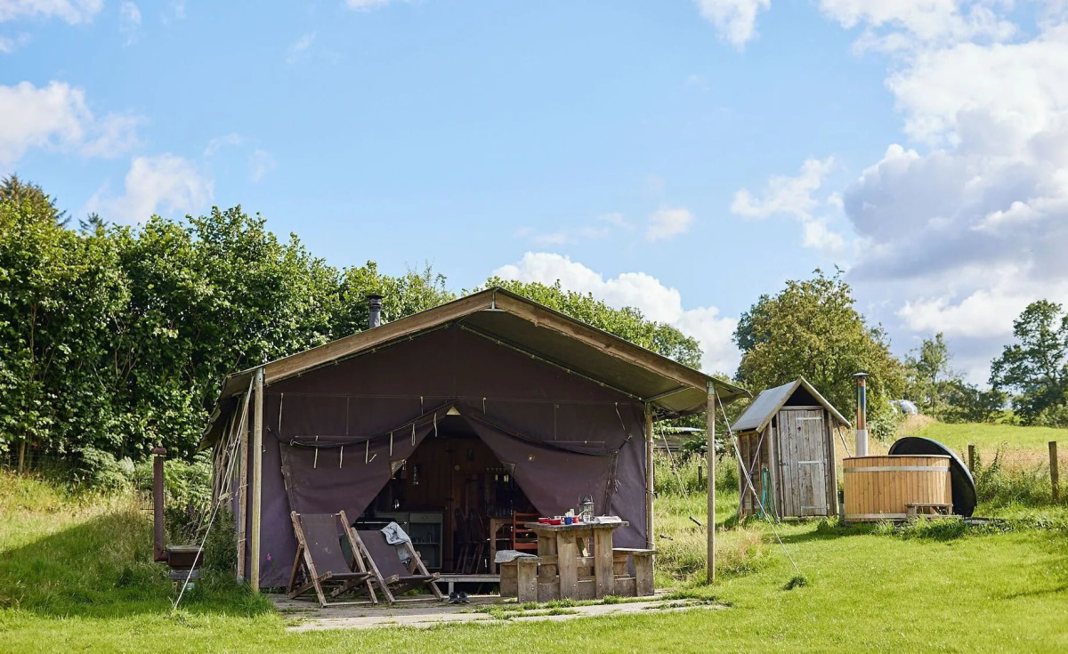 Tenthuisje met warme privédouche naast de tent met Hottub
