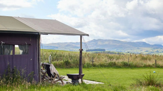 Safaritent aan Feather Down Pant y March Farm, VK, met eigen douche en zicht op groene heuvels.
