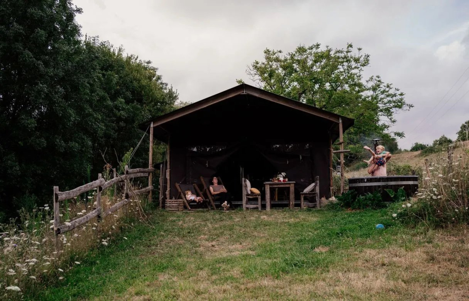 Safaritent met privé douche en buitenspa bij Feather Down La Flocellière en Vendée, Frankrijk.