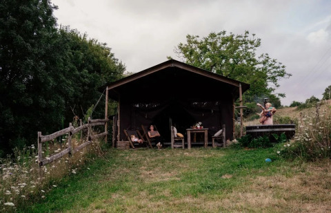 Tente safari avec douche privée et bain à remous extérieur à Feather Down La Flocellière en Vendée, France.