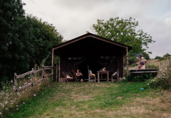 Safarizelt mit privater Dusche und Whirlpool bei Feather Down La Flocellière en Vendée, Frankreich.