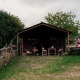Safari-telt med privat bruser og udendørs hot tub på Feather Down La Flocellière en Vendée, Frankrig.