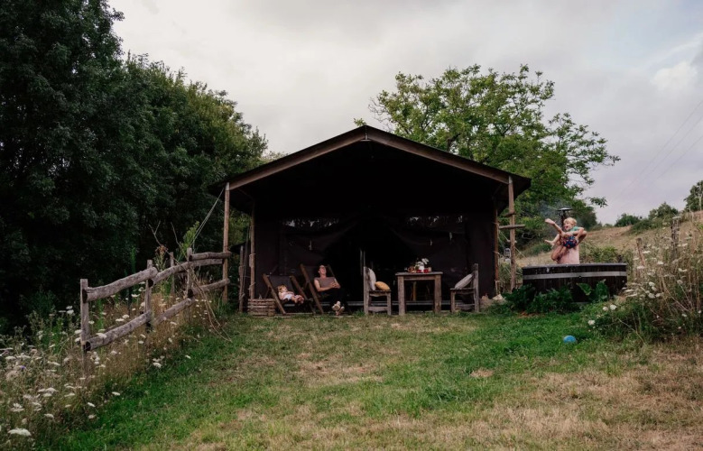 Tienda safari con ducha privada y jacuzzi exterior en Feather Down La Flocellière en Vendée, Francia.