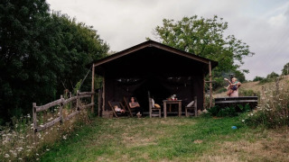 Safari-telt med privat bruser og udendørs hot tub på Feather Down La Flocellière en Vendée, Frankrig.