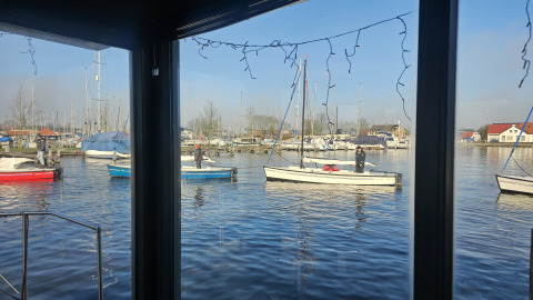 Vue depuis Houseboat Heeg à Marina Heeg, Pays-Bas, avec de petits voiliers et le port de plaisance.