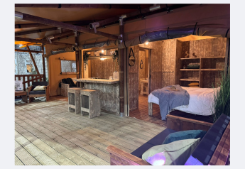 Vue intérieure de la suite Safari avec salle de bain privée au Holiday Park Mölke aux Pays-Bas.