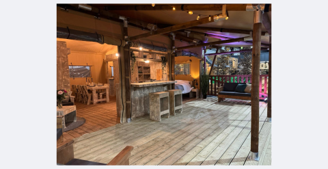 Suite safari con bagno privato al Holiday Park Mölke, Paesi Bassi. Interni spaziosi e accoglienti.