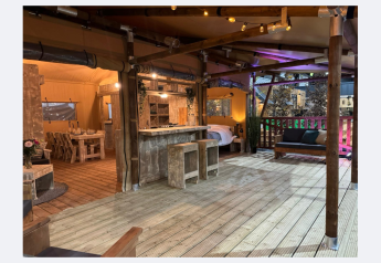 Suite safari con baño privado en Holiday Park Mölke, Países Bajos. Interior espacioso y acogedor.