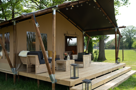 Safarizelt mit privatem Bad und großer Terrasse im Holiday Park Mölke, Niederlande, in grüner Umgebung.