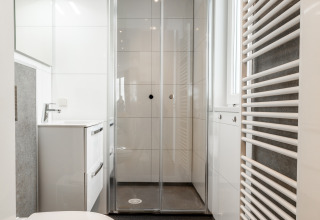 Salle de bains moderne à Biebosch, Resort Mooi Bemelen, Pays-Bas, avec douche et toilettes murales.