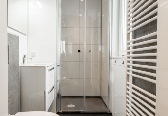 Salle de bains moderne à Biebosch, Resort Mooi Bemelen, Pays-Bas, avec douche et toilettes murales.