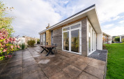 Moderne lodge med terrasse og glasdøre på Resort Mooi Bemelen i Holland, Biebosch - Sunshower.