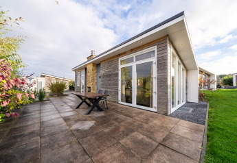 Moderne lodge med terrasse og glasdøre på Resort Mooi Bemelen i Holland, Biebosch - Sunshower.