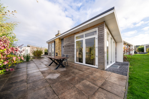 Moderne lodge met terras en grote ramen bij Resort Mooi Bemelen, Nederland, Biebosch - Sunshower.