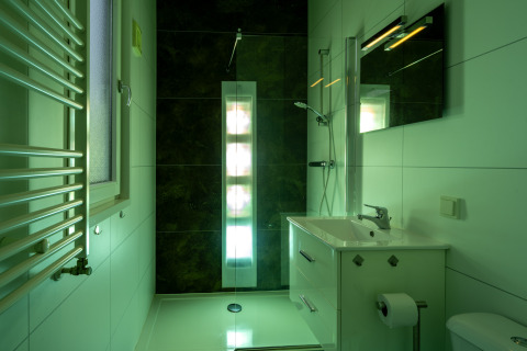 Salle de bain moderne à Biebosch - Sunshower au Resort Mooi Bemelen, aux Pays-Bas, avec douche.
