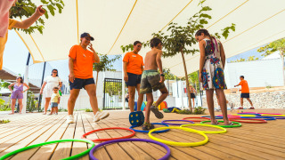 Niños juegan supervisados por adultos en la zona de juegos del Camping Costa del Sol Glamping Village.