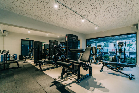 Gimnasio moderno con equipos de fitness en Camping Costa del Sol Glamping Village en Andalucía, España.