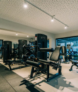Gimnasio moderno con equipos de fitness en Camping Costa del Sol Glamping Village en Andalucía, España.