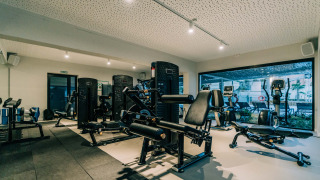 Gimnasio moderno con equipos de fitness en Camping Costa del Sol Glamping Village en Andalucía, España.