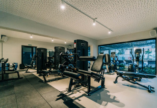 Moderne fitnesscenter med træningsmaskiner på Camping Costa del Sol Glamping Village i Andalusien, Spanien.