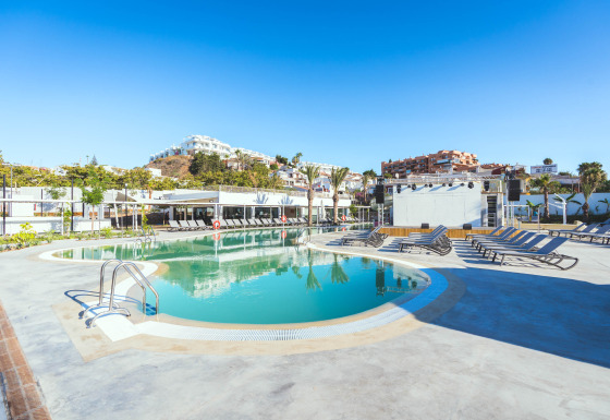 Buitenzwembad en ligzetels bij Camping Costa del Sol Glamping Village in Andalusië, Spanje, op een zonnige dag.