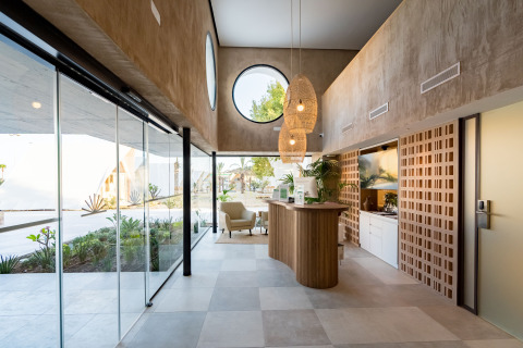 Helle, moderne Rezeption mit Panoramafenstern im Camping Costa del Sol Glamping Village, Andalusien, Spanien.