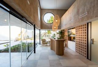 Recepción luminosa y moderna con grandes ventanas en Camping Costa del Sol Glamping Village, Andalucía, España.